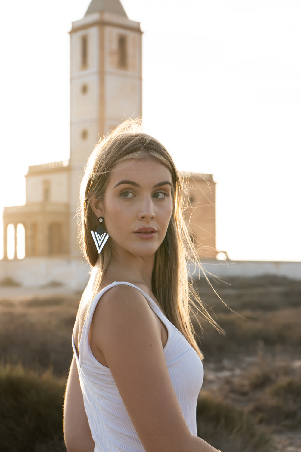 Lourdes con pendientes geométricos frente a la iglesia de las Salinas, en Cabo de Gata